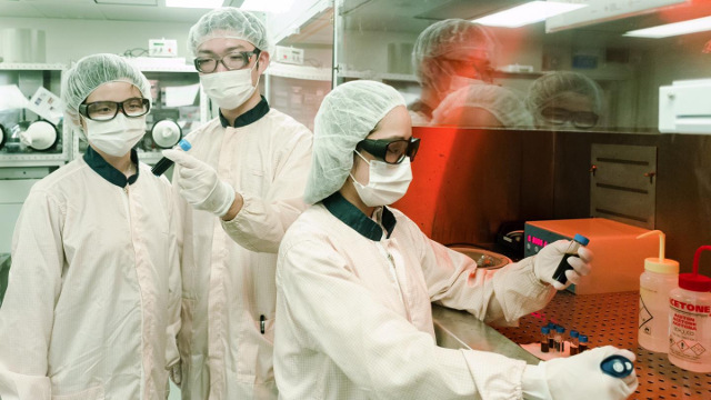 NUS - Dr. Png Rui-Qi (left), Mervin Ang (middle) and Cindy Tang (right) working on conducting polymers NUS - Dr. Png Rui-Qi (left), Mervin Ang (middle) and Cindy Tang (right) working on conducting polymers